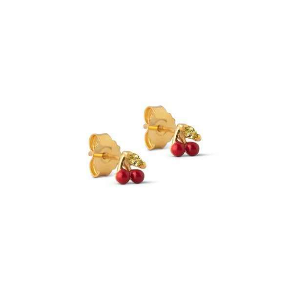 Cherry Red ørestikker fra Enamel Copenhagen i 18 karat forgyldt sølv med røde emaljeperler og grøn zirkon fra Colorful Forest-kollektionen.